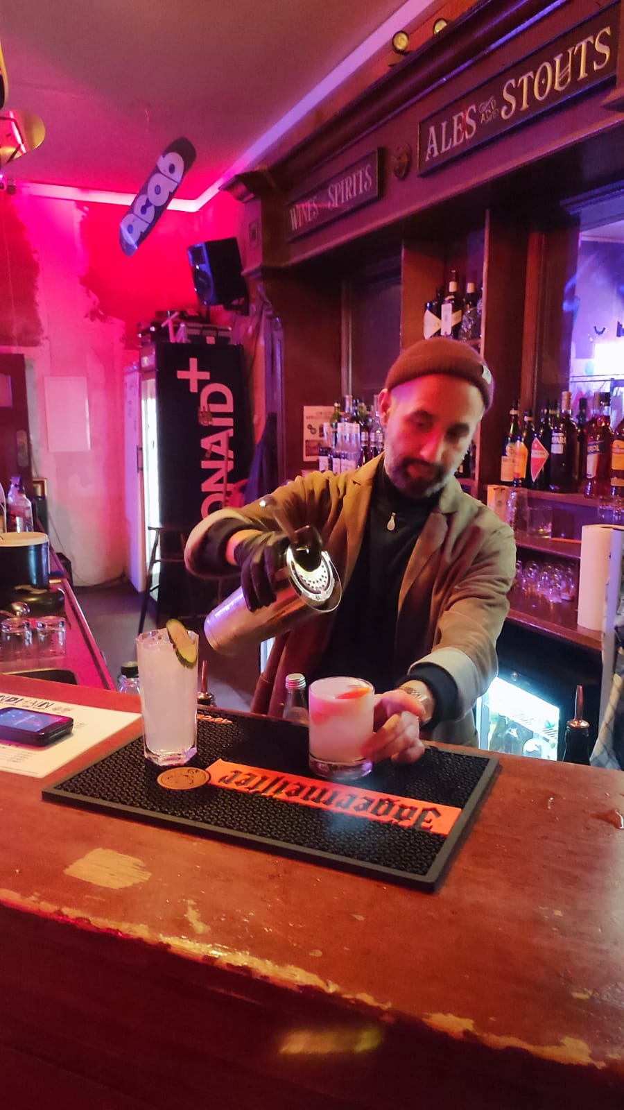 Barkeeper bei der Arbeit